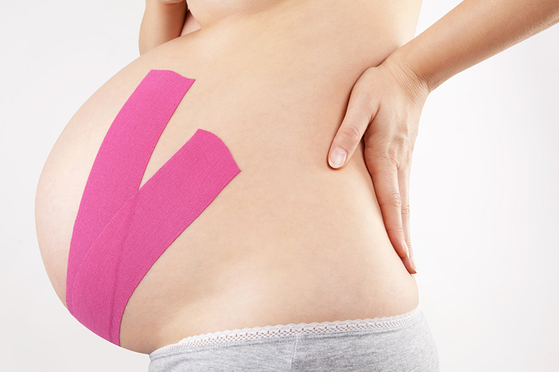 Schwangere mit Tape auf Bauch
